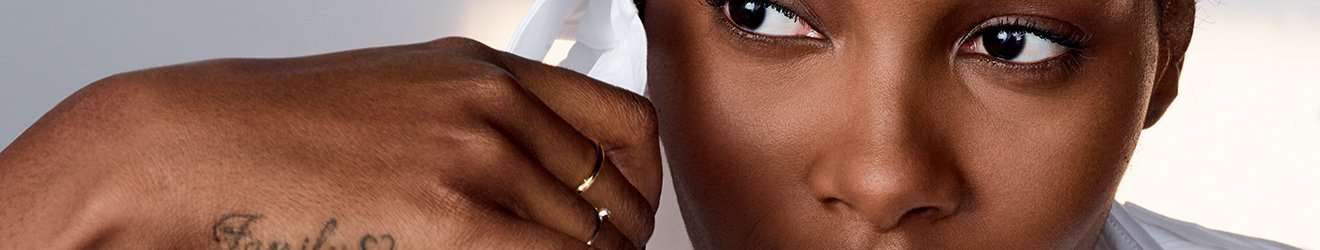 Maybelline Foundation products illustrative banner image - Close up of activewear Maybelline Model